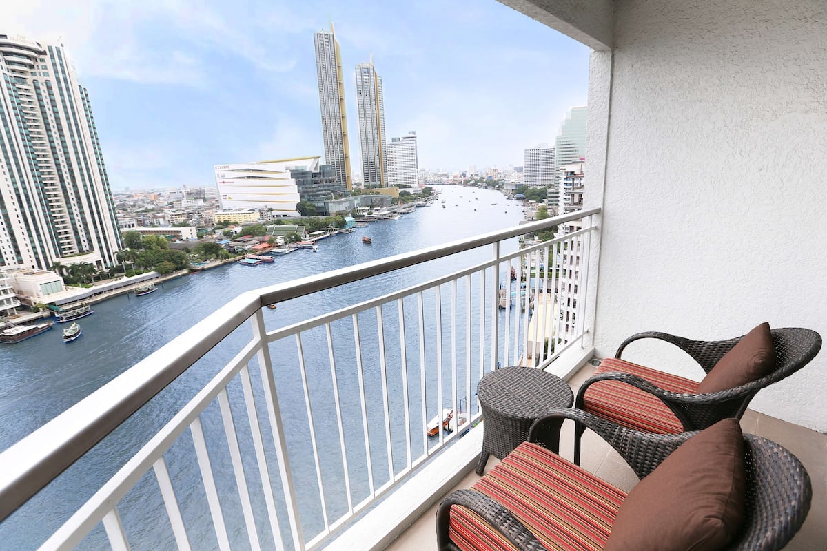 Bangkok hotelbalkon med udsigt over floden og to fletstole