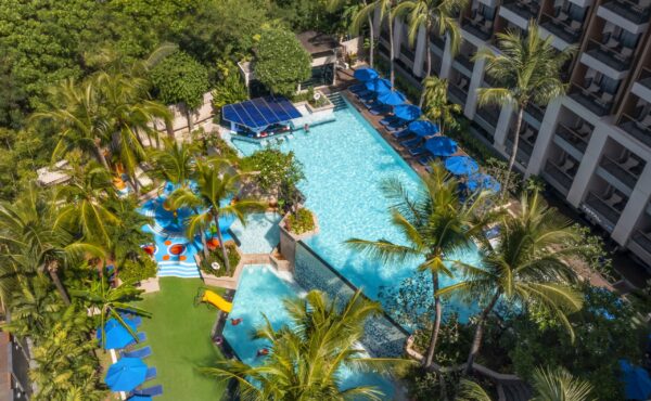 Luftudsigt over Thavorn Palm Beach Resorts swimmingpool, hotelanlæg med palmetræer