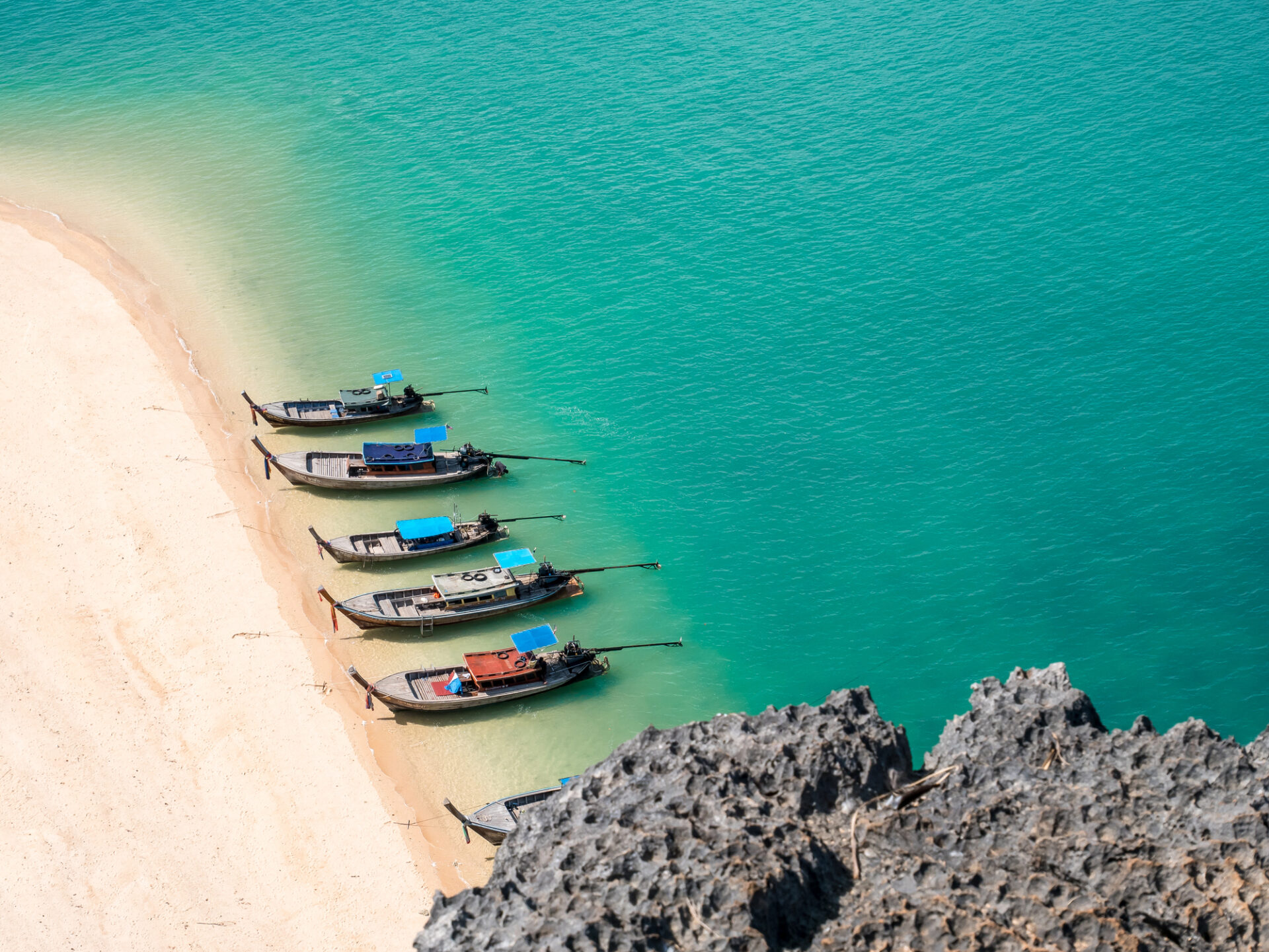 Thailand stenet strand med både til kaj