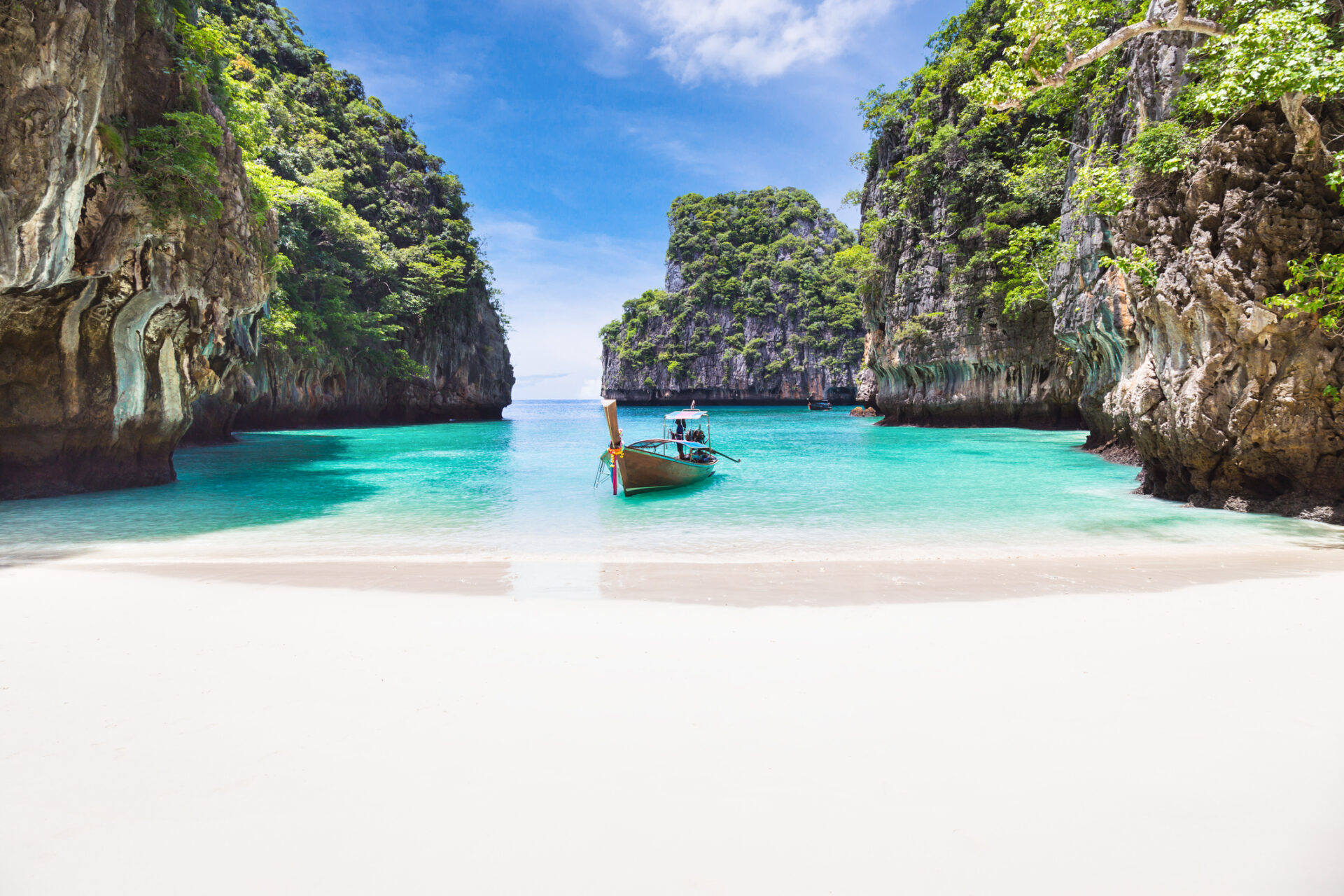 Løs båd på Phuket strand Thailand