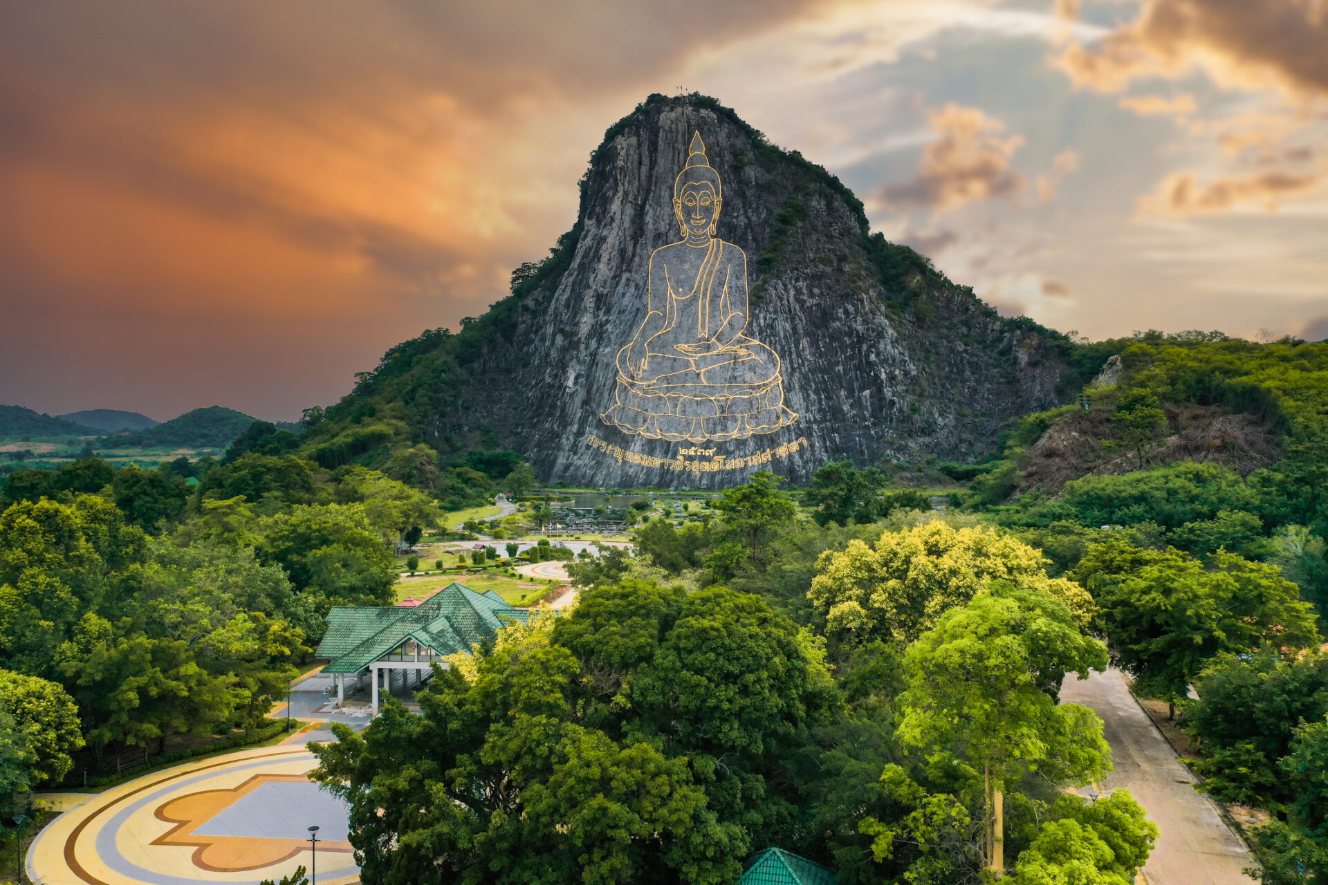 Stor Buddha-statue i Pattaya, Thailand-bjerget