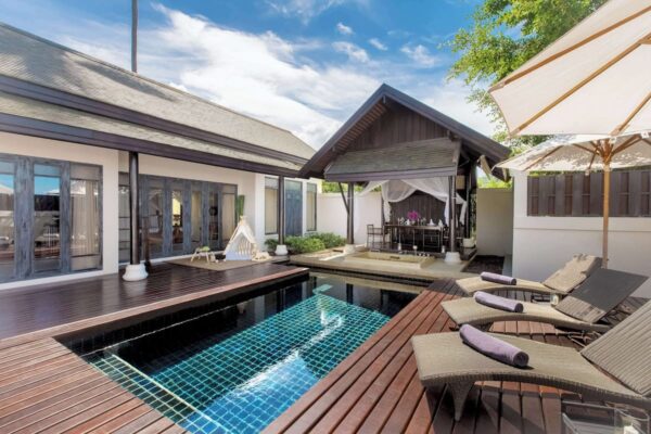 Tag et afslappende ophold på Lawana Samui Resort, der tilbyder et roligt poolområde med liggestole og paraplyer. Perfekt for de, der søger