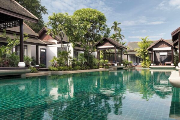 Lawana Samui Resort swimmingpool omgivet af tropiske træer og afslappende liggestole. Koh Samui ø-udflugtssted med fredfyldt poolområde.