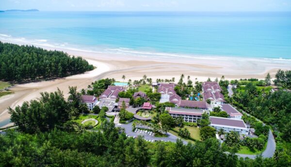 Luft Apsara Beachfront Resort i Khao Lak, der viser villaer ved stranden og omkringliggende landskaber