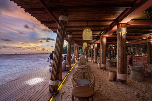 Solnedgangsudsigt ved Apsara Beachfront Resorts strandbar, Khao Lak - Udendørs siddepladser med træborde og -stole