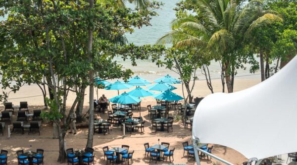 Centara Beach Resort Ao Nang madoplevelse på stranden med borde og parasoller