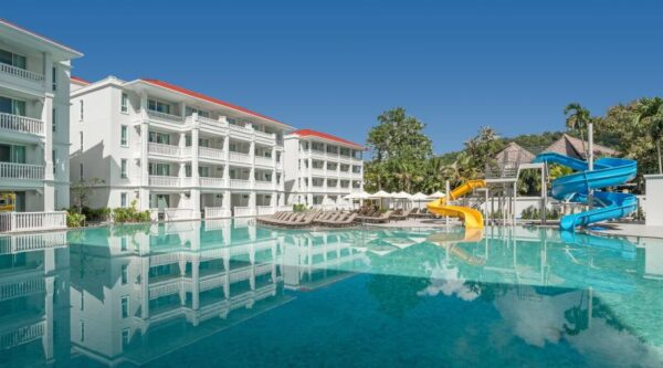 Centara Ao Nang Beach Resort & Spa: Beliggende på smukke Ao Nang Beach og tilbyder swimmingpool med vandrutchebane. Perfekt til