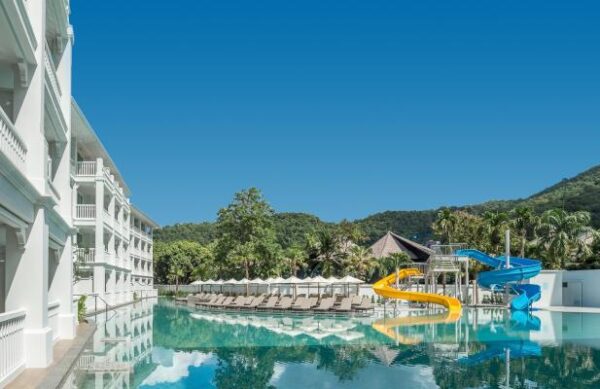 Oplev tropisk afslapning på Centara resort ved Ao Nang strand. Nyd svømmebassinet klare vand og sjov og spænding med vores vandrutchebane.