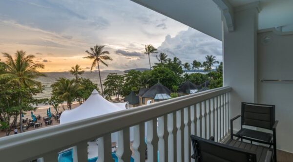 Beliggende ved Ao Nang Beach tilbyder Centara Resort & Spa et værelse med balkon og havudsigt. Gæster kan nyde udsigten over det blå hav og