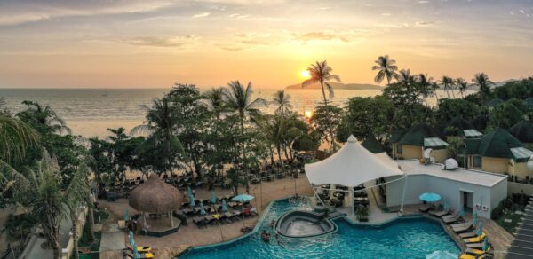 Luft Centara Ao Nang Beach Resort ved solnedgang