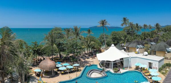 Centara Ao Nang Beach Resort fra oven, med swimmingpool og udsigt til stranden