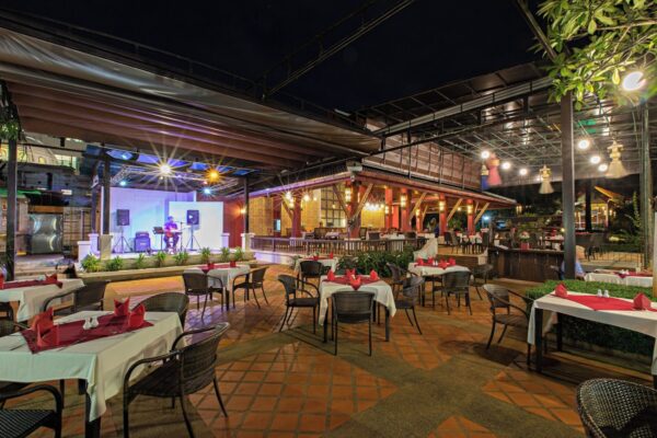 Restaurant ved stranden på KhaoLak Laguna Resort - Spisning under den stjerneklare nattehimmel, omgivet af tropisk natur og varme fra