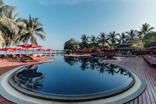 Khao Lak Laguna Resort swimmingpool og loungeområde