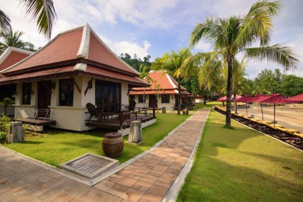 Laguna Resort Khao Lak omkranset af palmetræer og sti