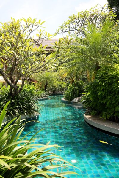 Overblik over KhaoLak Garden med poolområde i en frodig grøn have ved Laguna Resort. Perfekt til rolig luksusferie ude i naturen. Nem adgang