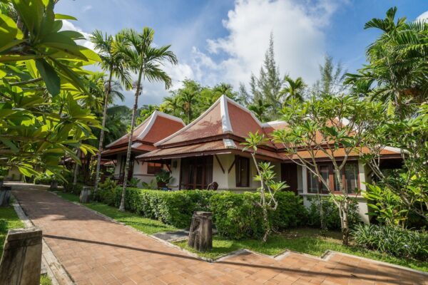 Oplev rolig sindsro på Laguna Resort i Khao Lak, smukt beliggende midt i frodige grønne områder og tårnhøje træer. Det idylliske landskab