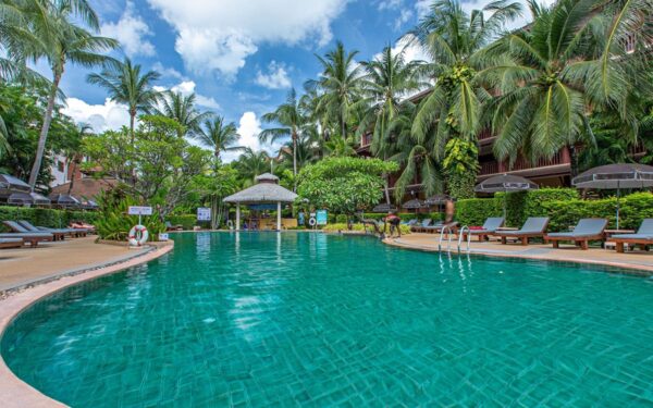 Swimmingpool i Laguna Resort KhaoLak omgivet af palmer