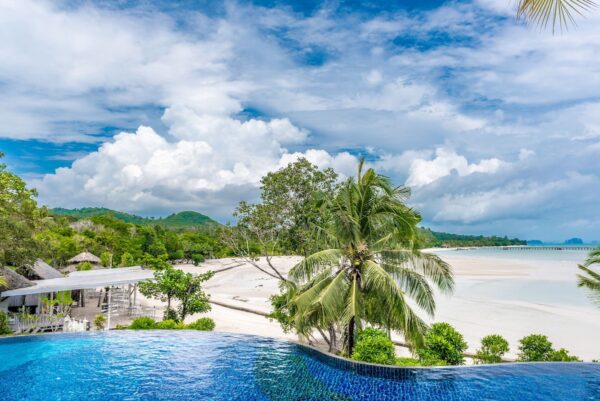 Oplev fredfyldt strandliv på Koh Yao Yai Village Resort. Omfavn den naturlige skønhed i vores swimmingpool, elegant beliggende midt i