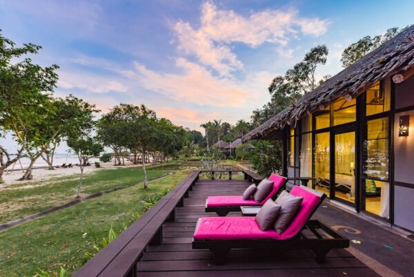 Billeder af pink lounge stole på terrasse med havudsigt hos Koh Yao Yai Village Resort