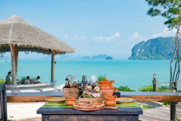 Koh Yao Yai Village Resort, havudsigt med middagsbord og træterrasse