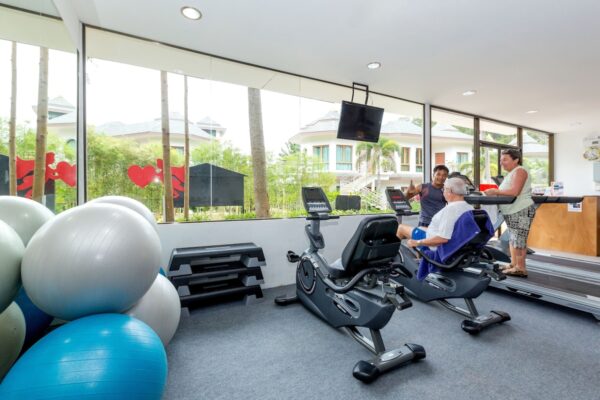 Gym udstyr i Ao Nang Krabi Resort: gruppe mennesker træner