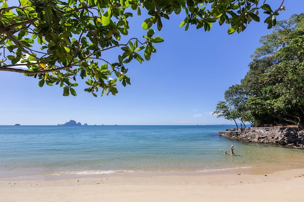 Ao Nang Krabi Resort Strand med træer og børns leg i vandet