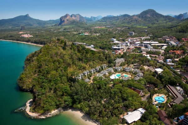 Luft Ao Nang Resort i Krabi, Thailand, der viser layout, faciliteter og nærliggende strand