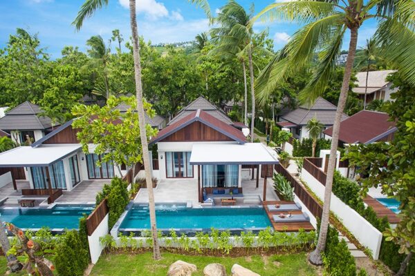 Luft feriested på Samui ø, Thailand. Bungalows omgivet af grøn vegetation og krystalklart vand. Stier der leder til stranden med hvide