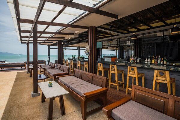 Samui resort bar med træmøbler og udsigt til havet