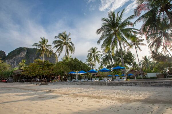 Relaxerende spa-tilflugtssted med strandparaplyer og palmetræer på Railay Bay Resort