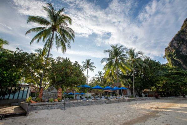 Railay Bay Resort beach med palmetræer og paraplyer