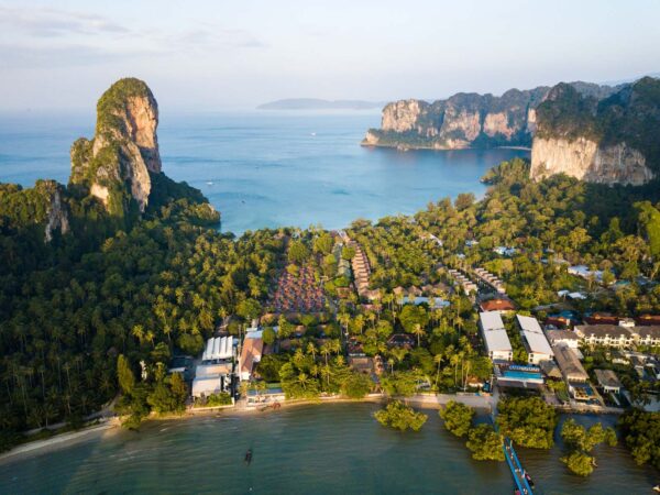 Overhead Railay Bay Resort & Spa i Phuket, Thailand, der viser beliggenhed ved stranden, swimmingpool og omgivende landskaber