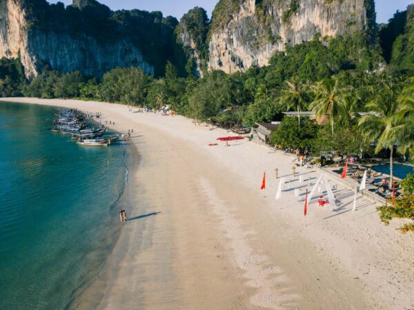 Overhead view af Railay Bay Resort beliggende på en sandstrand i Phi Phi Island, Thailand.