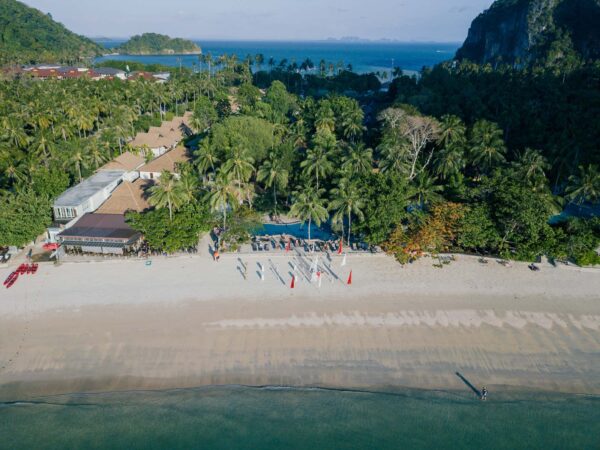 Luft Railay Bay Resort i Thailand, resort ved stranden med spafaciliteter, frodige tropiske omgivelser og flere overnatningssteder.