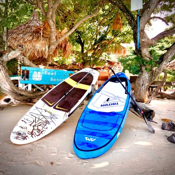 Stand up paddle boards på stranden ved et resort på Kradan Island