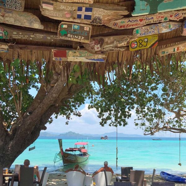 Strandrestaurant i Koh Phangan, Thailand med udsigt over havet. Spisesteder tæt på vandet med traditionel thailandsk mad og uformel