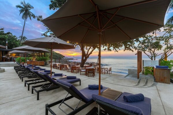 SAii Koh Samui: Beachfront hotel med liggestole og parasoller på Choengmon strand. Ideel til rolig afslapning og udsigt over havet.