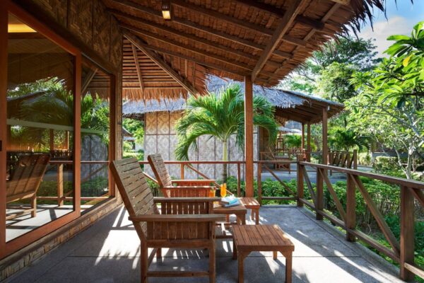 Træhus balkon med jungle udsigt på Saii Beach Resort i Phi Phi Island Village