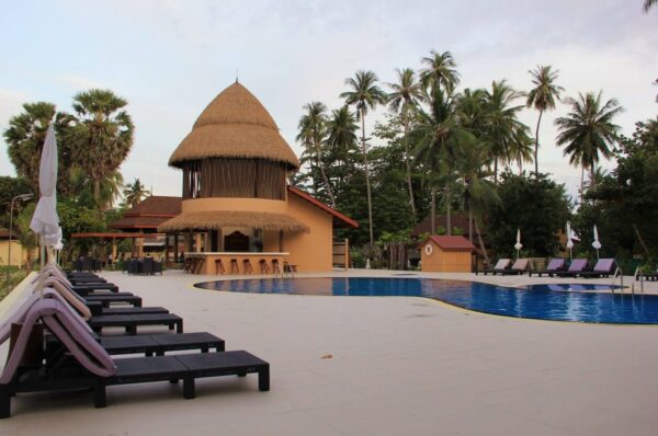 Sivalai Beach Resort swimmingpool med liggestole og palmer