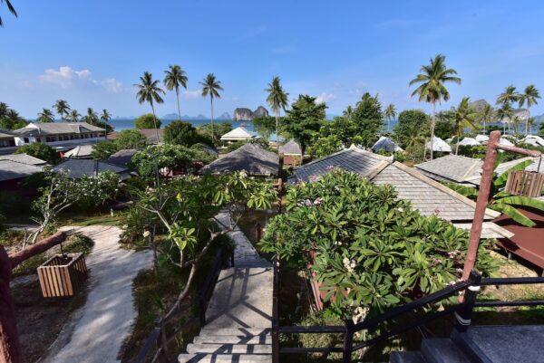 Billeder af Thanya Beach Resort fra fugleperspektiv, beliggende på Koh Phangan i Thailand. Se resortets indretning og omgivelser fra et