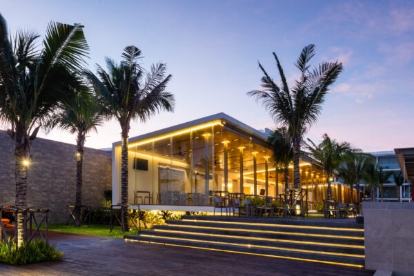 Koh Samui restaurant kun for voksne ved havet med palmer og trapper, der fører til indgangen