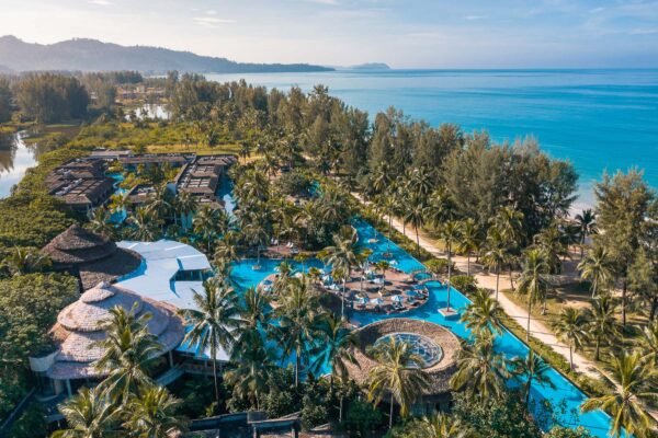 Luft Haven Khao Lak, et feriested beliggende i Phuket, Thailand omgivet af klart turkisblåt vand og frodig tropisk vegetation.