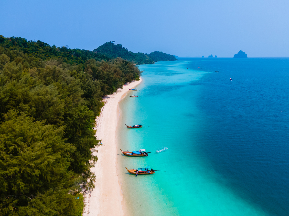 Oplev ø-paradiset Koh Thailand i Phuket. Dette billedgalleri indeholder smukke billeder af krystalklart hav, hvide sandstrande og frodige