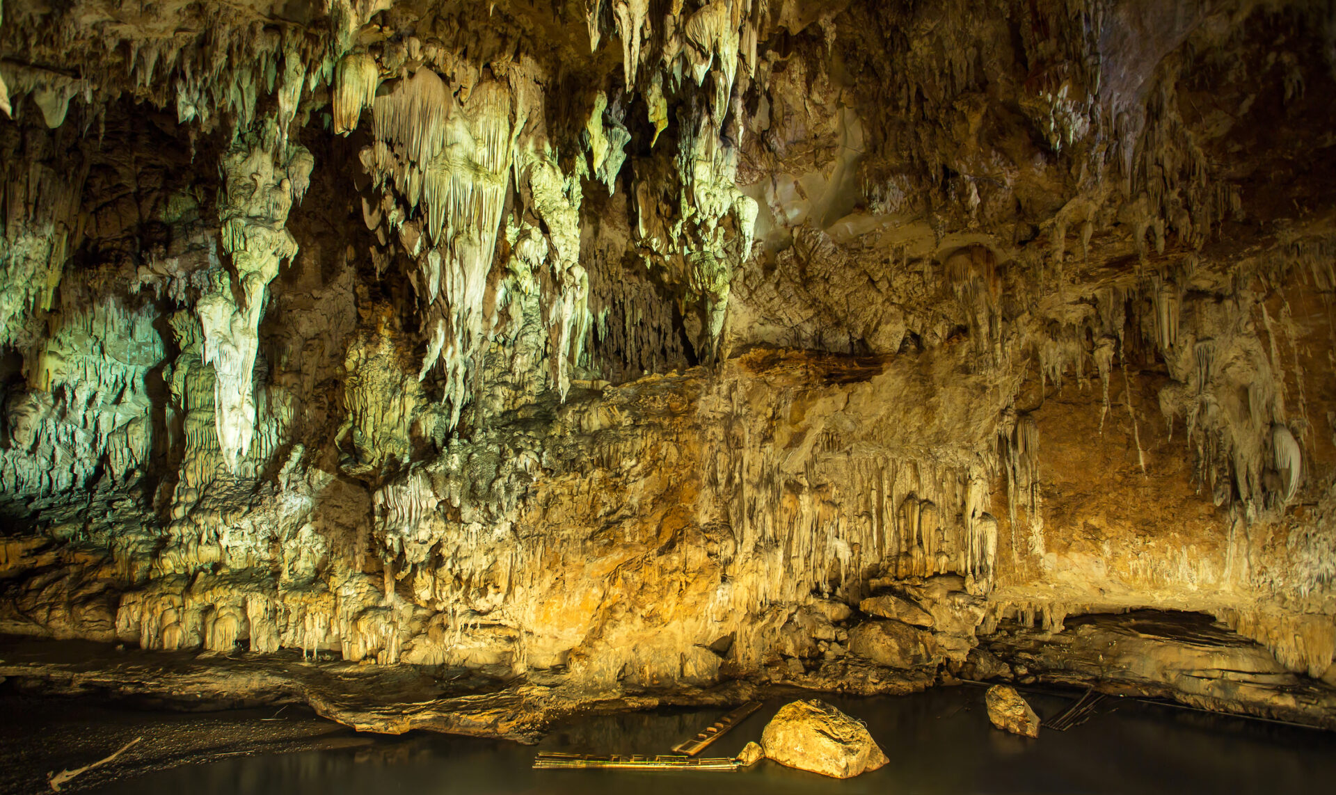 Hule med stalacitter og stalagmitter