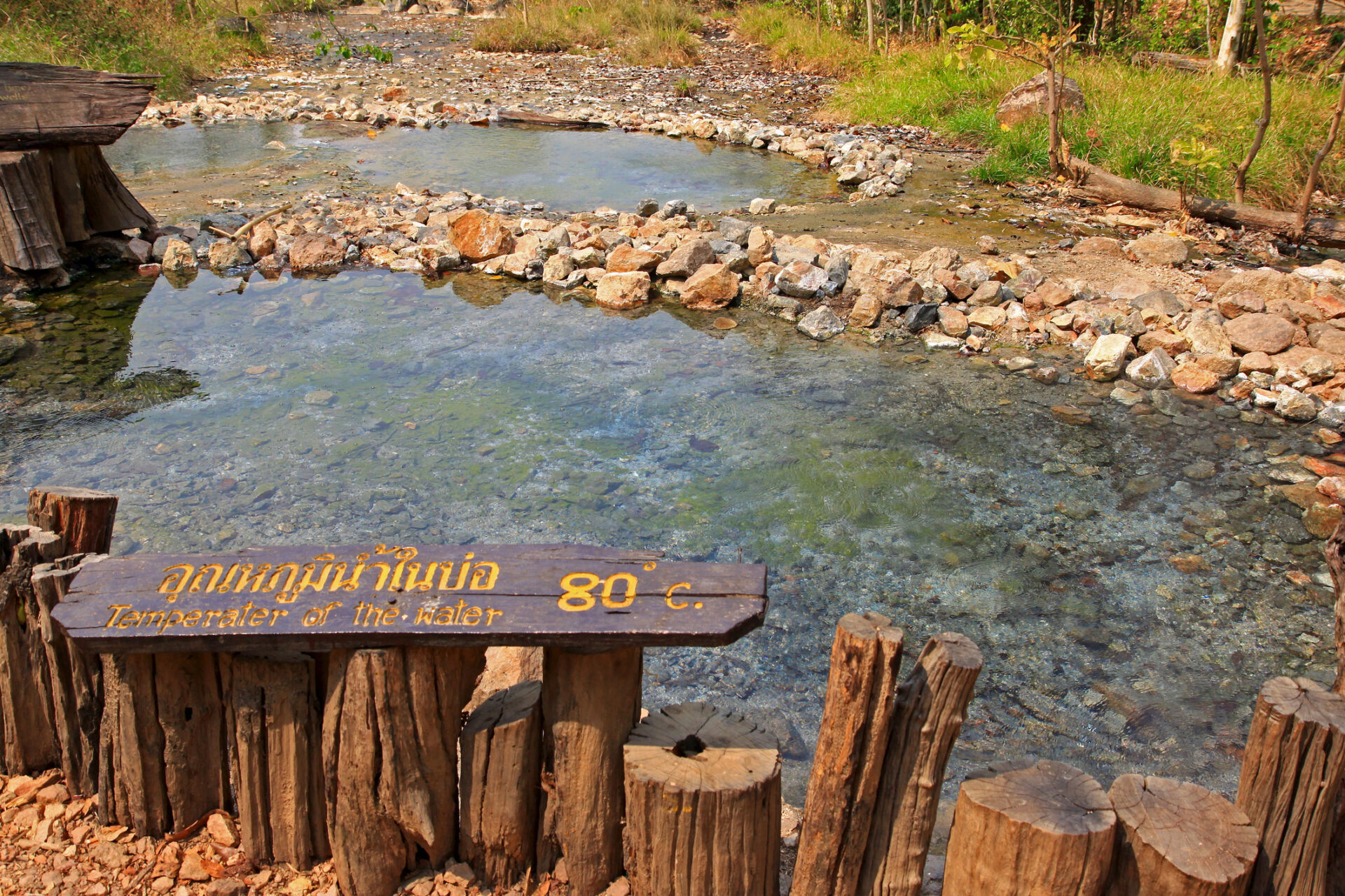 Varmt kildeskilt i naturlige omgivelser, Thailand