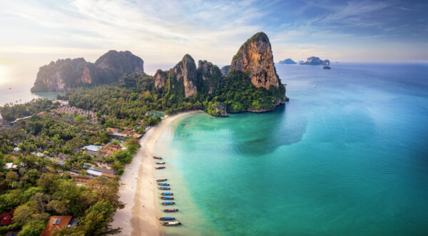 Roligt turkisblåt vand omkranser Phi Phi Island, Thailand. En betagende luftfoto, der viser øens frodige grønne omgivelser, omgivet af smukt