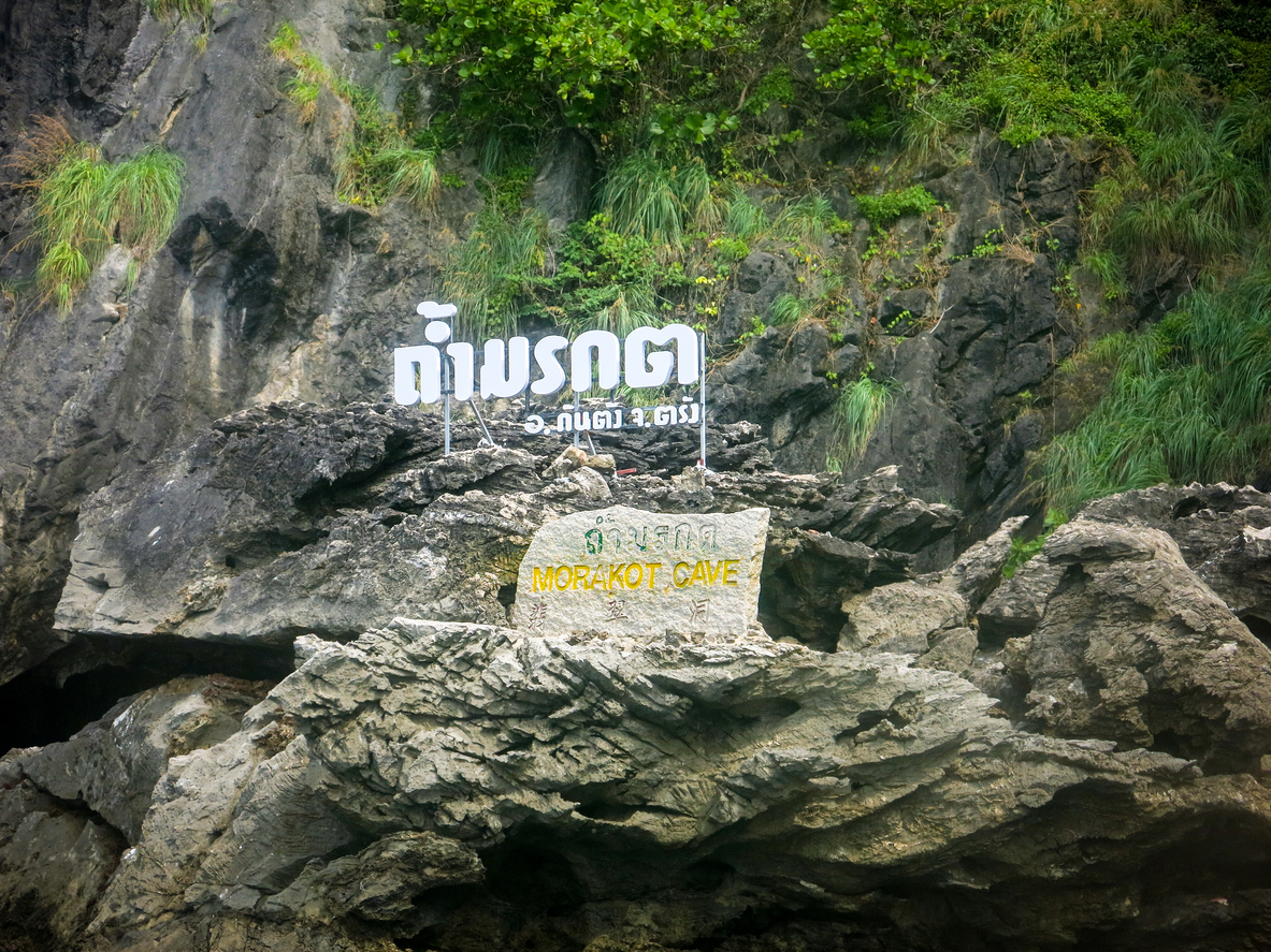 Skilt med ordet 'Skjulte Perler' på en klippevæg i Thailand