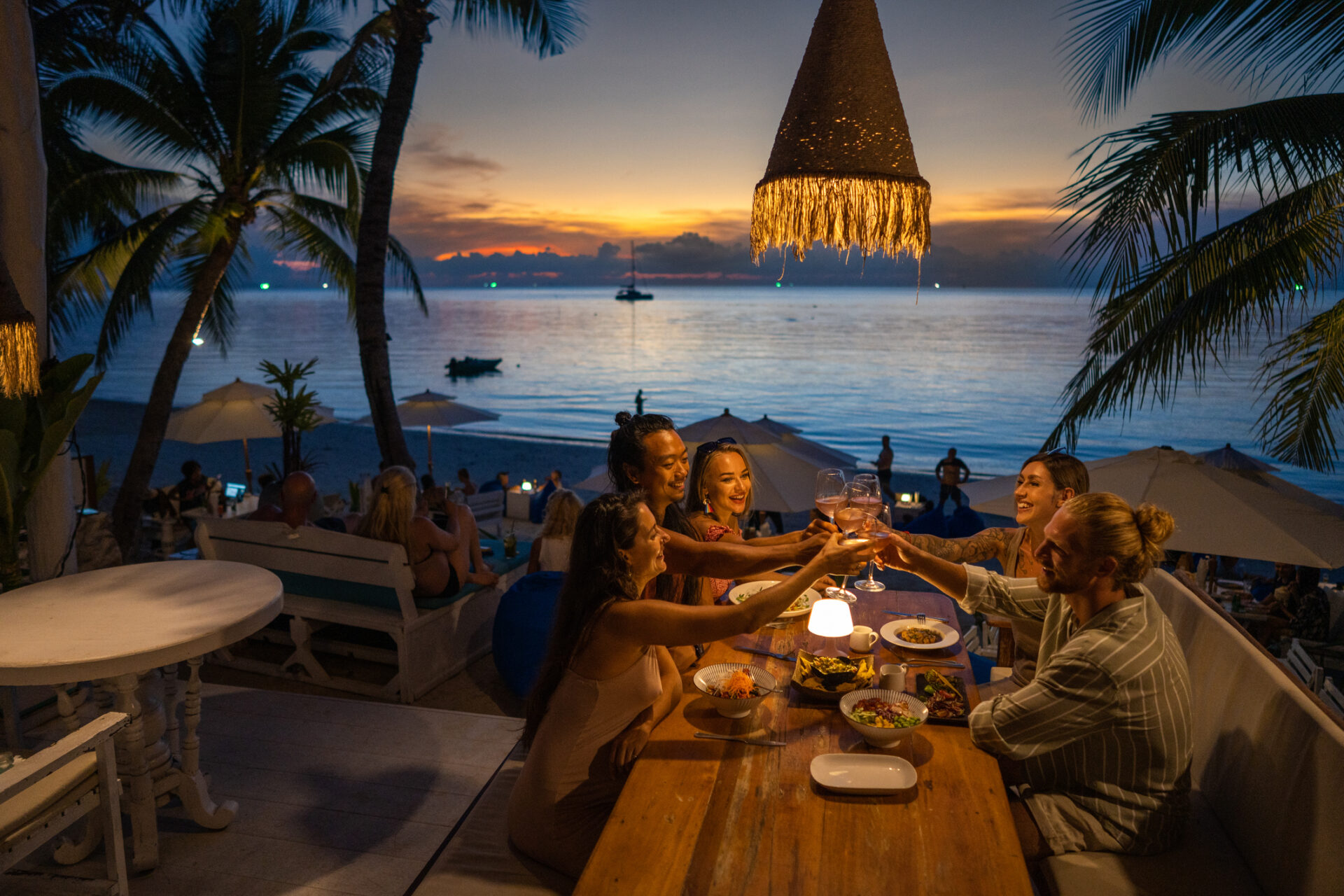 Måltid med udsigt til havet i Thailand