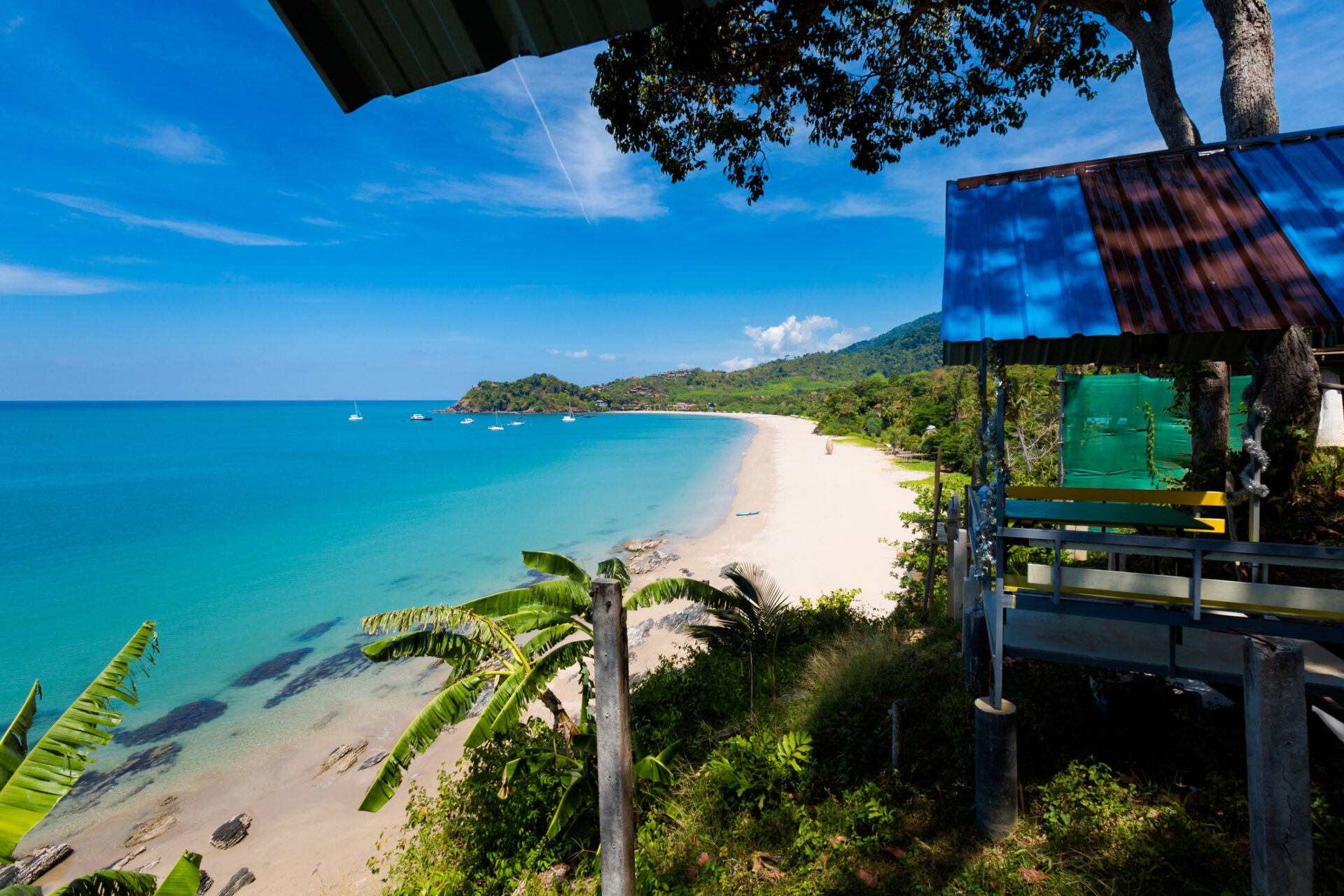 Sommerligt havlandskab på Koh Lanta i Thailand. Udsigt over Ba Kantiang Bay med blå himmel