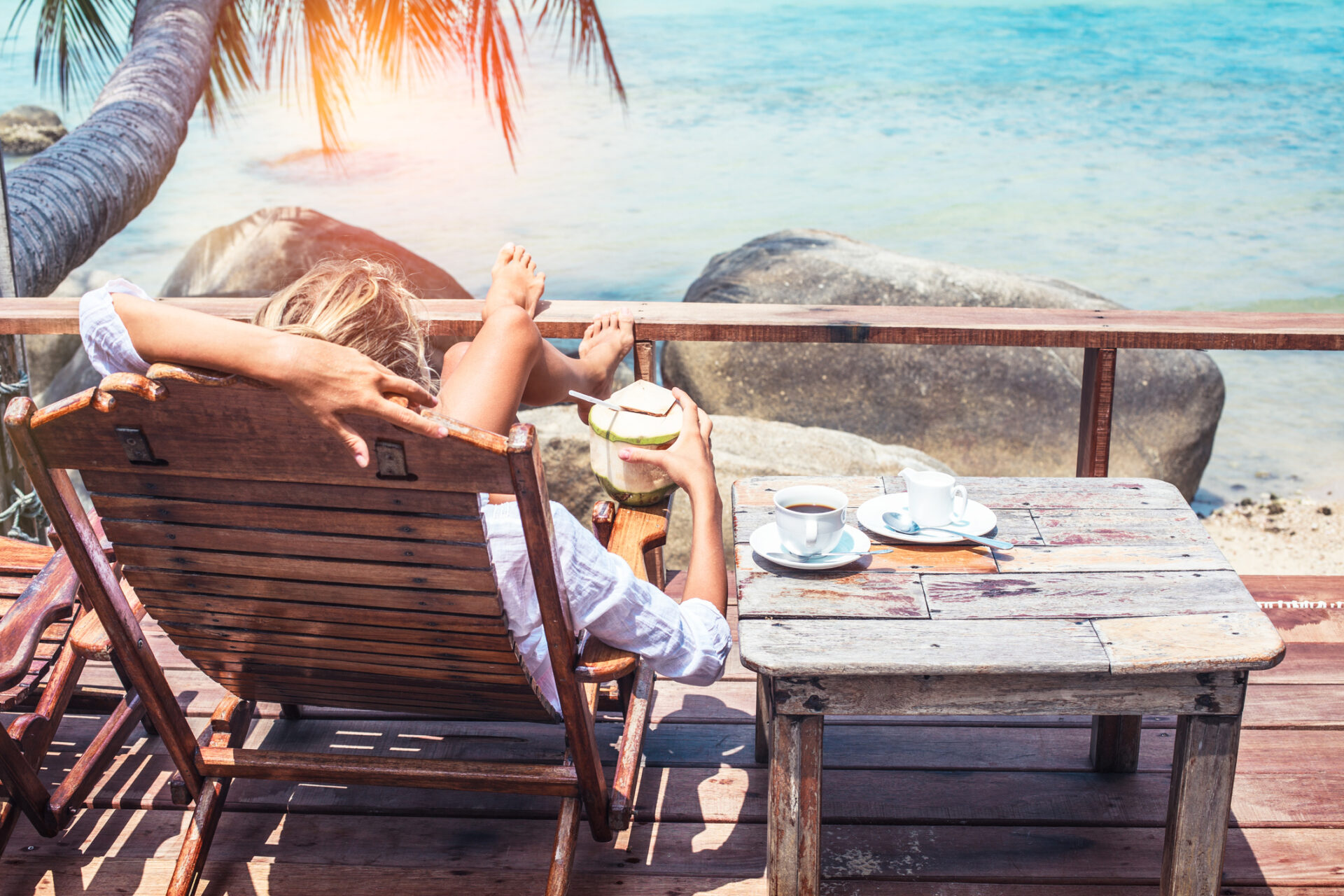 Afslapning på strand i Thailand